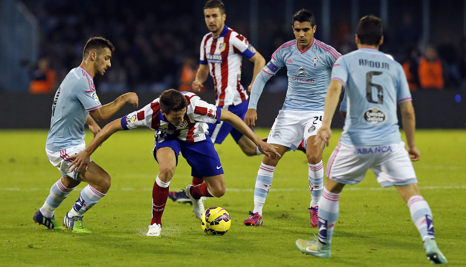 Temporada 14-15. Jornada 23. Celta de Vigo-Atlético de Madrid. Saúl protege el esférico con el cuerpo.