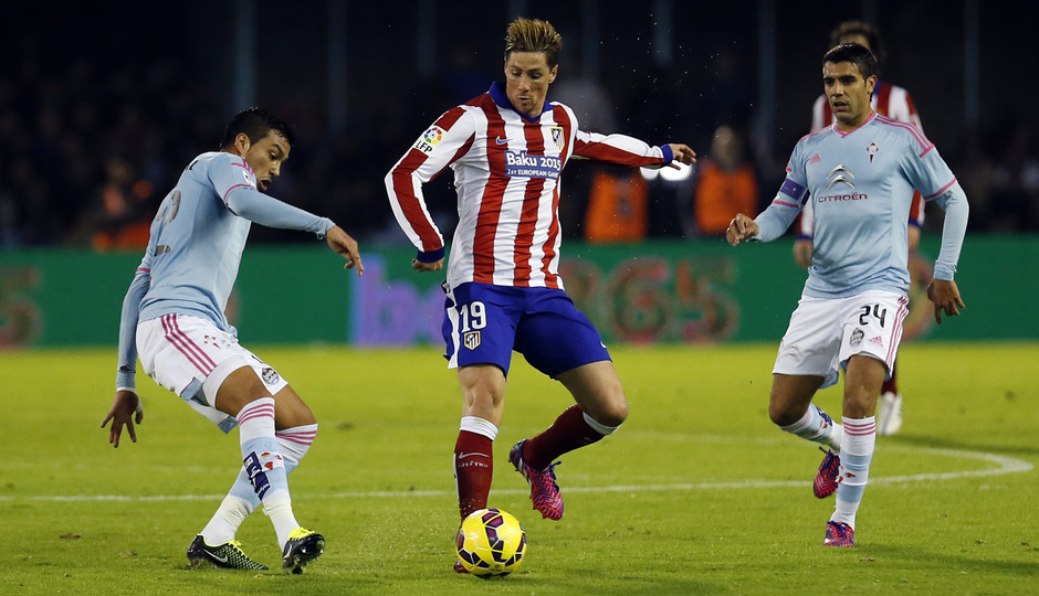 Temporada 14-15. Jornada 23. Celta de Vigo-Atlético de Madrid. Torres intercepta un balón.
