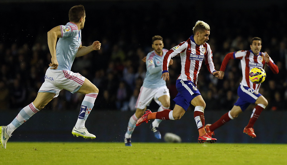 Temporada 14-15. Jornada 23. Celta de Vigo-Atlético de Madrid. Griezmann inicia una acción de ataque.
