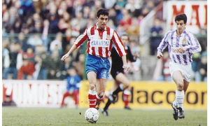 Manolo conduce un balón ante el Valladolid en los 90
