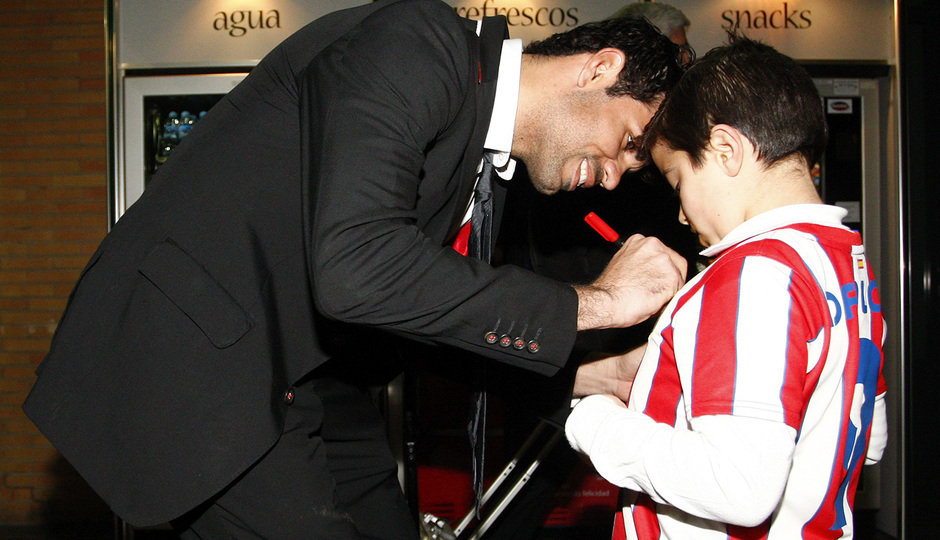 Copa del Rey 2012-13. Diego Costa firma una camiseta a un niño en Sevilla