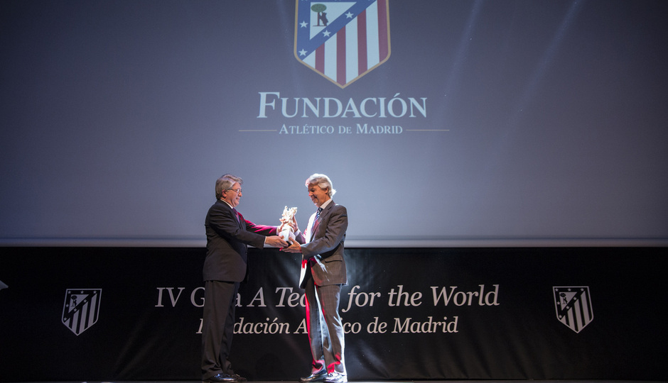 Enrique Cerezo entrega a Emilio de Villota el premio concedido a título póstumo a María de Villota en los premios de la Fundación