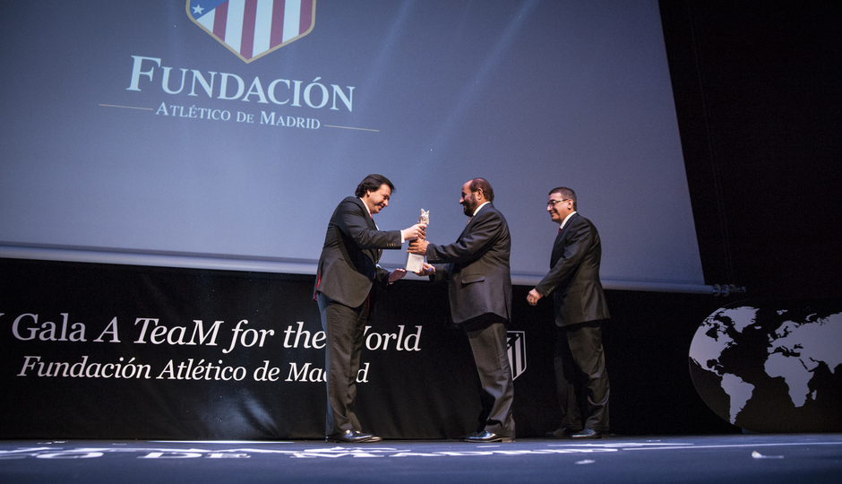 Óscar Gil entrega el premio de la Educación a Muhammad Saleh Bin Bduwah Al Darmaki en los premios anuales de la Fundación