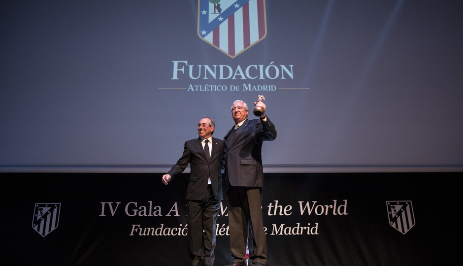 Adelardo Rodríguez entrega a Rafael del Río el premio que fue concedido a Cáritas
