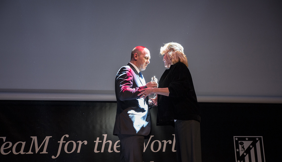 Antonio Alonso fue el encargado de entregar el premio de la Cultura a Tita Cervera, Baronesa Thyssen.