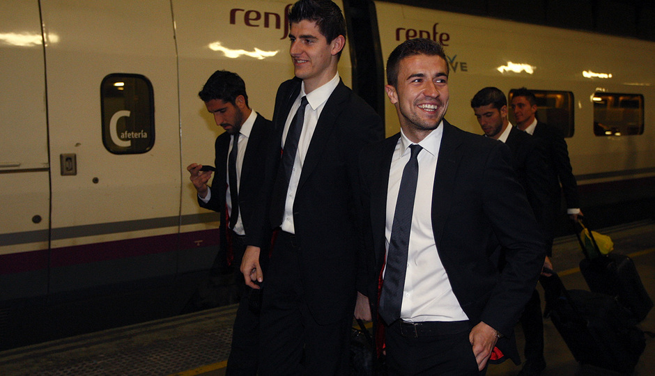 Copa del Rey 2012-13. Courtois y Gabi sonríen tras bajarse del AVE en Sevilla