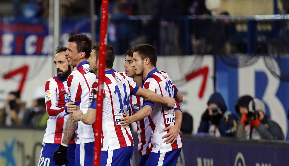 Temporada 14-15. Jornada 24. Atlético de Madrid - Almería. Varios juagdores abrazan a Mandzukic.