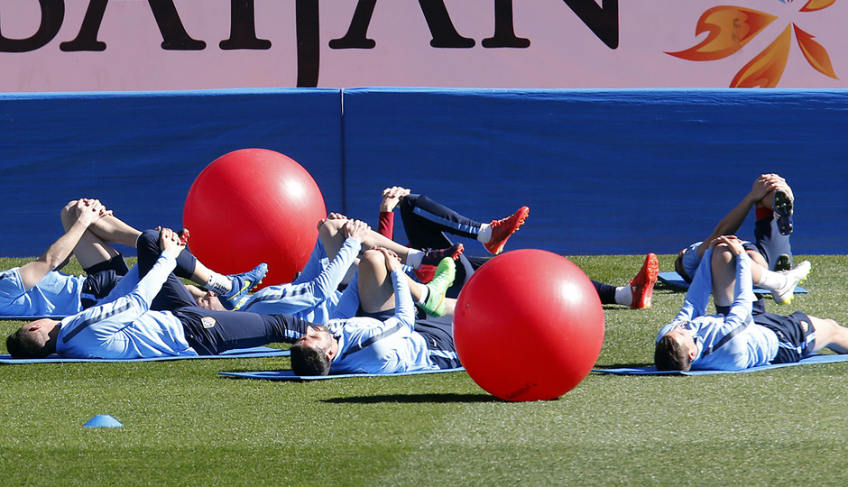 temporada 14/15. Entrenamiento en el estadio Vicente Calderón. Jugadores estirando durante el entrenamiento
