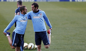 temporada 14/15. Entrenamiento en el estadio Vicente Calderón. Koke y Godín estirando durante el entrenamiento