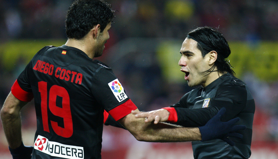 COPA DEL REY 2012-2013. Diego Costa y Falcao celebran uno de los goles en el Sánchez Pizjuán durante el partido de vuelta de la semifinal de Copa ante el Sevilla.