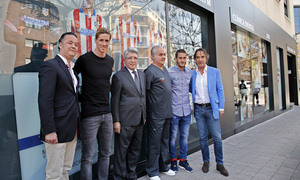 temporada 14/15. Acto presentación Clinica dental Atlética. Cerezo Torres y Koke posan en la inaguración