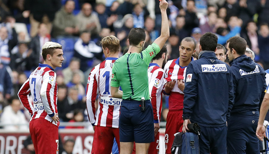 Temporada 14-15. Jornada 27. RCD Espanyol - Atlético de Madrid. Momento en el que el árbitro muestra la Roja a Miranda.