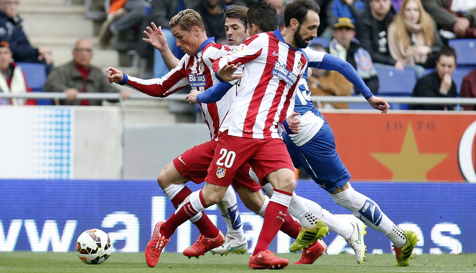 Temporada 14-15. Jornada 27. RCD Espanyol - Atlético de Madrid. Torres se lleva el balón por potencia.