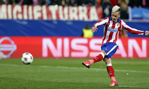 temporada 14/15. Partido Atlético Bayer de Champions. Griezmann disparando a puerta durante el partido