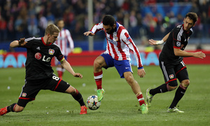 temporada 14/15. Partido Atlético Bayer de Champions. Arda controlando un balón durante el partido