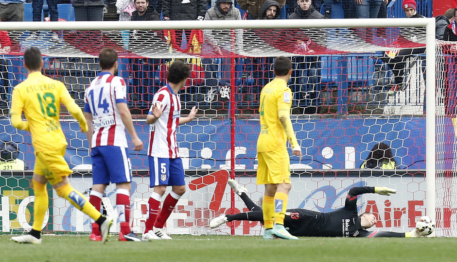 temporada 14/15. Partido Atlético de Madrid Getafe. Oblak deteniendo un balón durante el partido