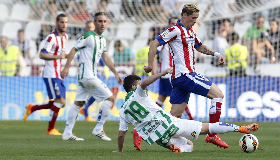 Temporada 14-15. Jornada 29. Córdoba - Atlético de Madrid. Fernando Torres evita la entrada de un contrario.