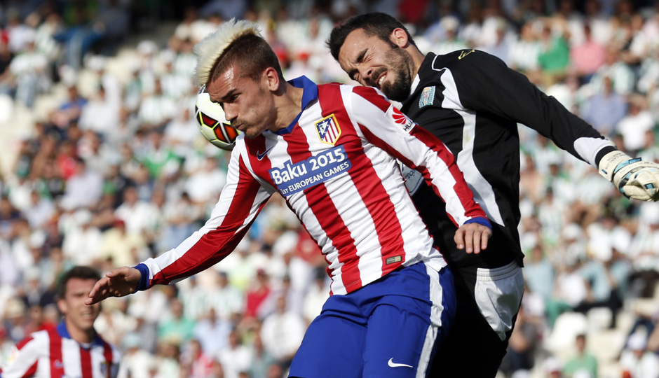 Temporada 14-15. Jornada 29. Córdoba - Atlético de Madrid. Griezmann pugna por un balón con el portero rival.