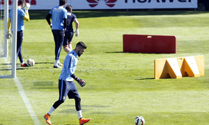 temporada 14/15. Entrenamiento en la ciudad deportiva de Majadahonda. Moyá controlando un balón  durante el entrenamiento