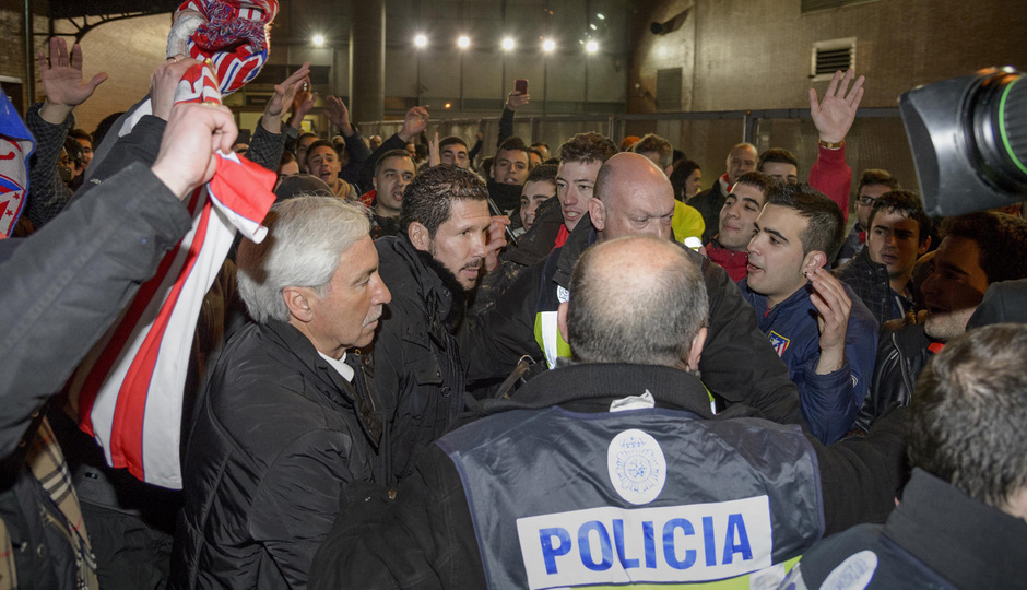 Temporada 12/13. Llegada.Semifinales de la Copa del Rey. Simeone llegando a la estación de atocha tras el partido en el Pizjuán