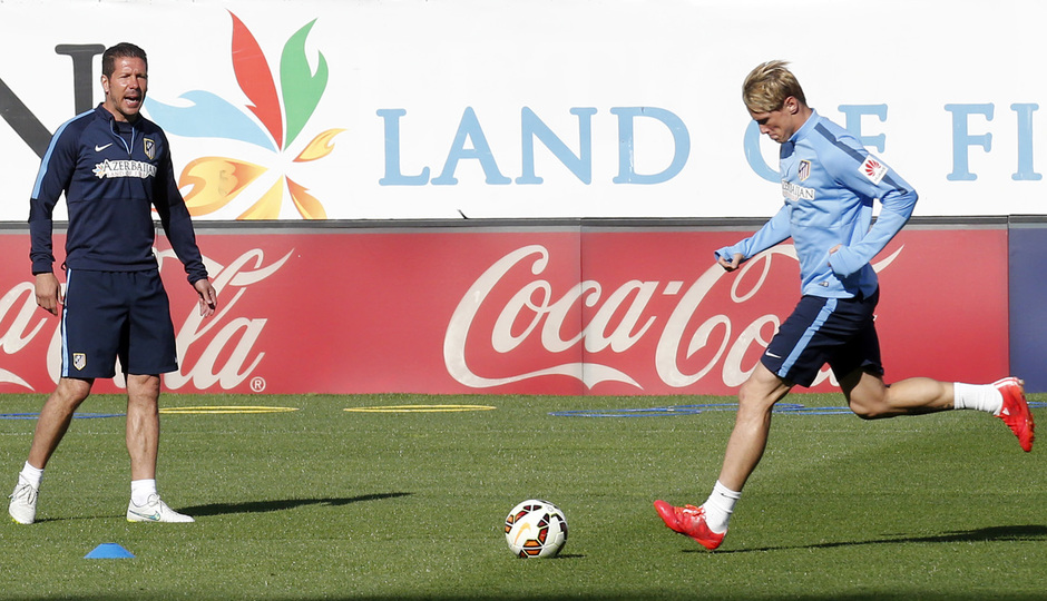 temporada 14/15. Entrenamiento en el estadio Vicente Calderón.  Torres realizando ejercicios con balón durante el entrenamiento