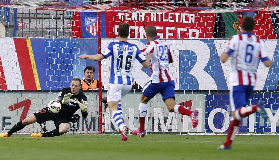Temporada 14-15. Jornada 30. Atlético de Madrid-Real Sociedad. Oblak ataja un disparo raso.