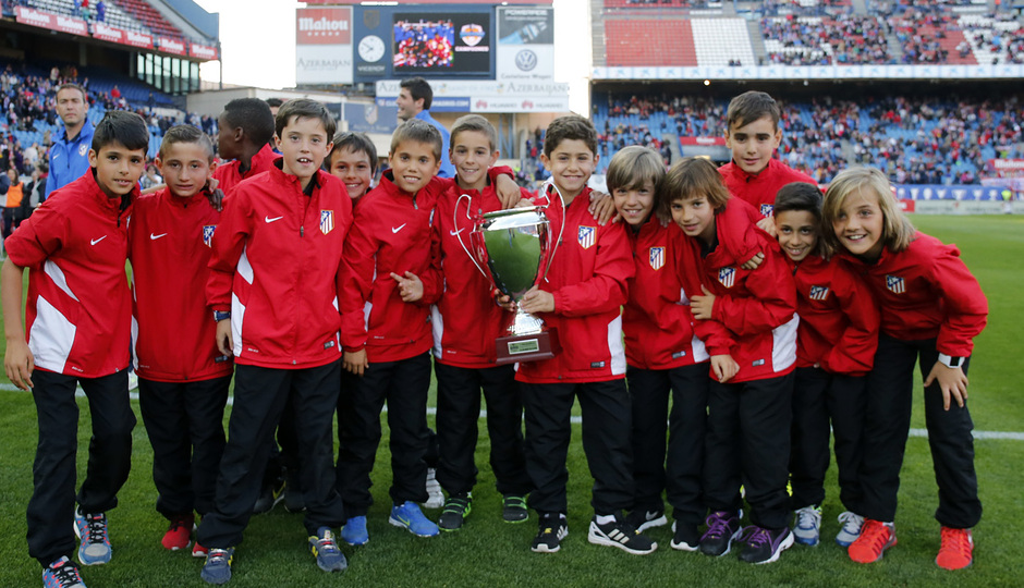 Temporada 14-15. Jornada 30. Atlético de Madrid-Real Sociedad. Nuestro equipo benjamín, vencedor de la Isar Cup 2015.