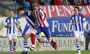 temporada 14/15. Partido Atlético de Madrid Real Sociedad. Torres controlando un balón durante el partido