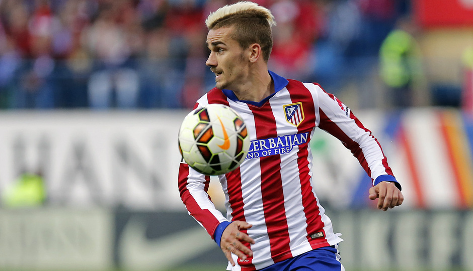 temporada 14/15. Partido Atlético de Madrid Real Sociedad. Griezmann controlando un balón durante el partido