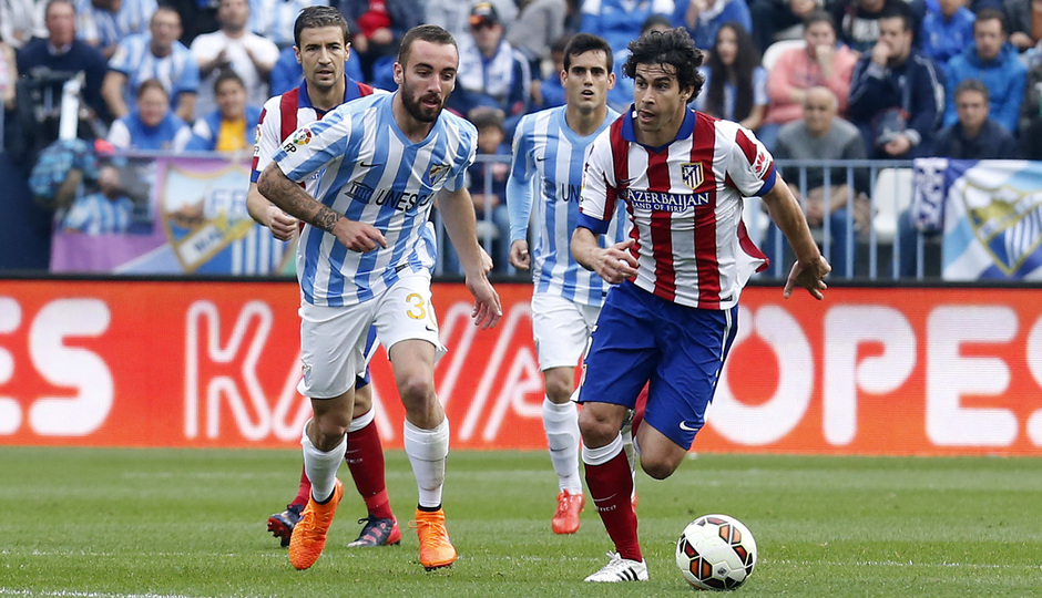 Temporada 14-15. Jornada 31. Málaga -Atlético de Madrid. Tiago conduce el balón.