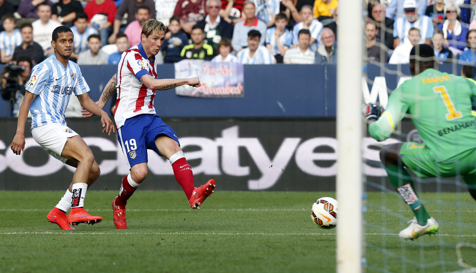 Temporada 14-15. Jornada 31. Málaga -Atlético de Madrid. Fernando Torres dispara ante Kameni.