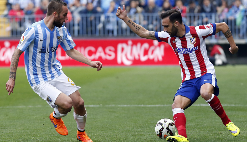 Temporada 14-15. Jornada 31. Málaga -Atlético de Madrid. Jesús Gámez realiza un quiebro ante Darder.