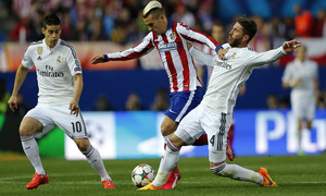 Temporada 14-15. Cuartos de final de la Champions League. Ida. Atlético de Madrid-Real Madrid. Griezmann evita la entrada rival.