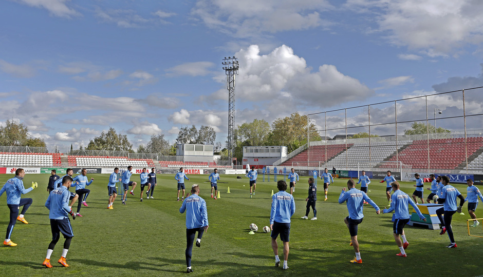 temporada 14/15. Entrenamiento en la ciudad deportiva de Majadahonda. Jugadores estirando durante el entrenamiento