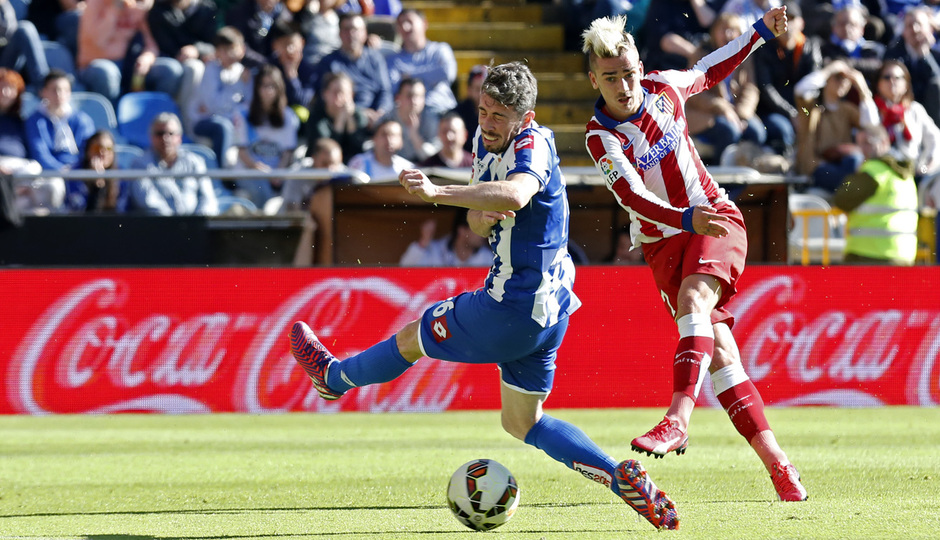 Temporada 14-15. Jornada 32. Deportivo de la Coruña - Atlético de Madrid. Griezmann dispara para hacer el segundo de la tarde.