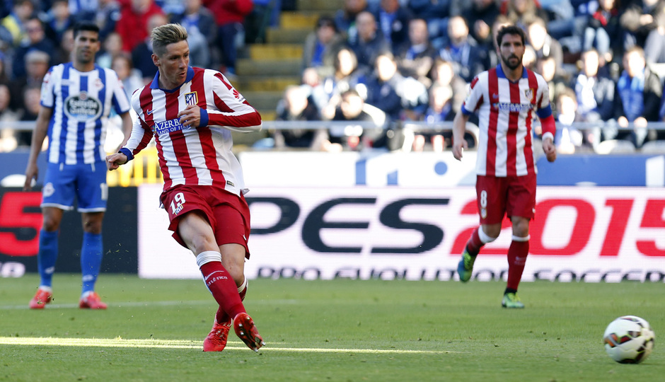 Temporada 14-15. Jornada 32. Deportivo de la Coruña - Atlético de Madrid. Fernando Torres dispara a portería.