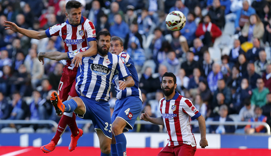 Temporada 14-15. Jornada 32. Deportivo de la Coruña - Atlético de Madrid. Saúl se eleva para rematar de cabeza un balón lateral.