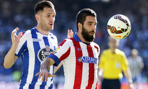 Temporada 14-15. Jornada 32. Deportivo de la Coruña - Atlético de Madrid. Arda baja el balón con el pecho.