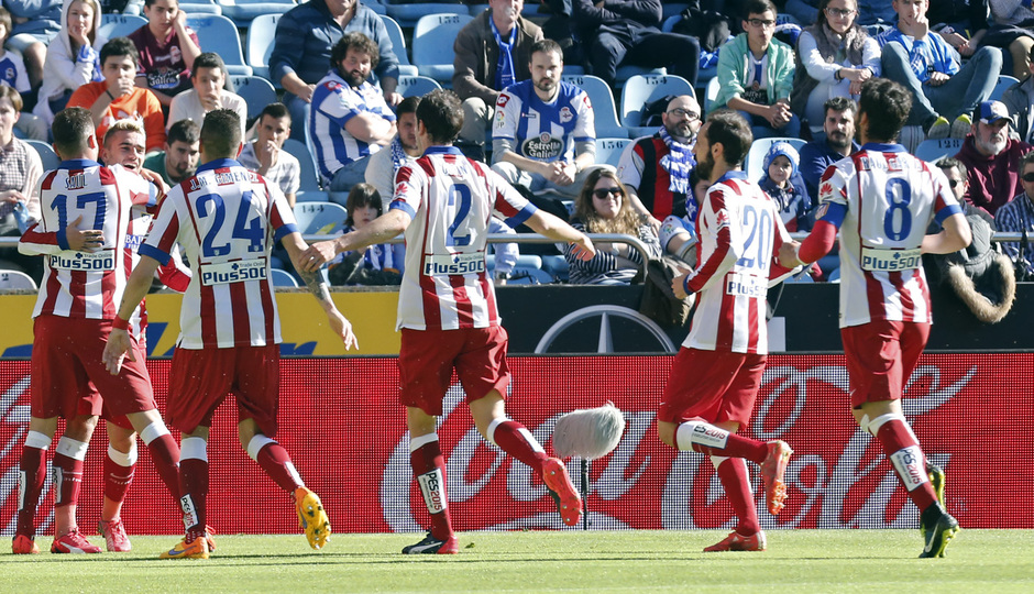 Temporada 14-15. Jornada 32. Deportivo de la Coruña - Atlético de Madrid. El equipo se abraza a Griezmann tras el gol.