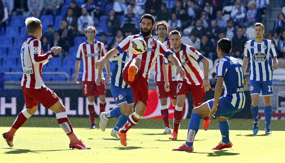 Temporada 14-15. Jornada 32. Deportivo de la Coruña - Atlético de Madrid. Arda controla un balón en el área ante la mirada de Saúl.