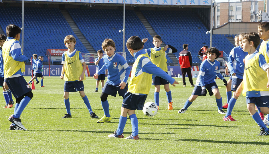 Torneo de la Fundación en el Vicente Calderón. Sexta edición. Los participantes tienen edades comprendidas entre los 8 y los 16.