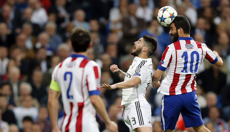Temporada 14-15. Cuartos de final de la Champions League. Vuelta. Real Madrid - Atlético de Madrid. Arda pugna por un balón aéreo.