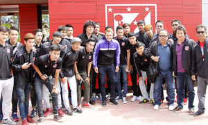 Koke posa con todo el equipo Sub 19 del Muangthong United en su visita a la Ciudad Deportiva