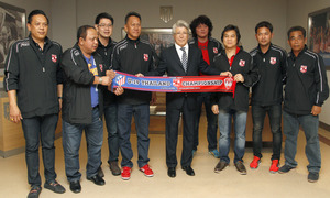 Los jugadores del Muangthong United Sub 19 posan con Enrique Cerezo y la bufanda con los colores de ambos clubes