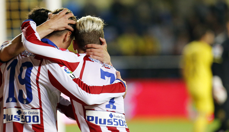 Temporada 14-15. Jornada 34. Villarreal - Atlético de Madrid. Torres se abraza a Griezmann.