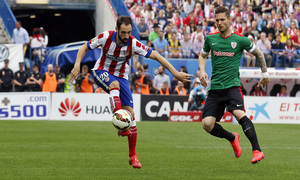 Temporada 14-15. Jornada 35. Atlético de Madrid - Athletic. Juanfran controla un balón ante la presencia de un rival.