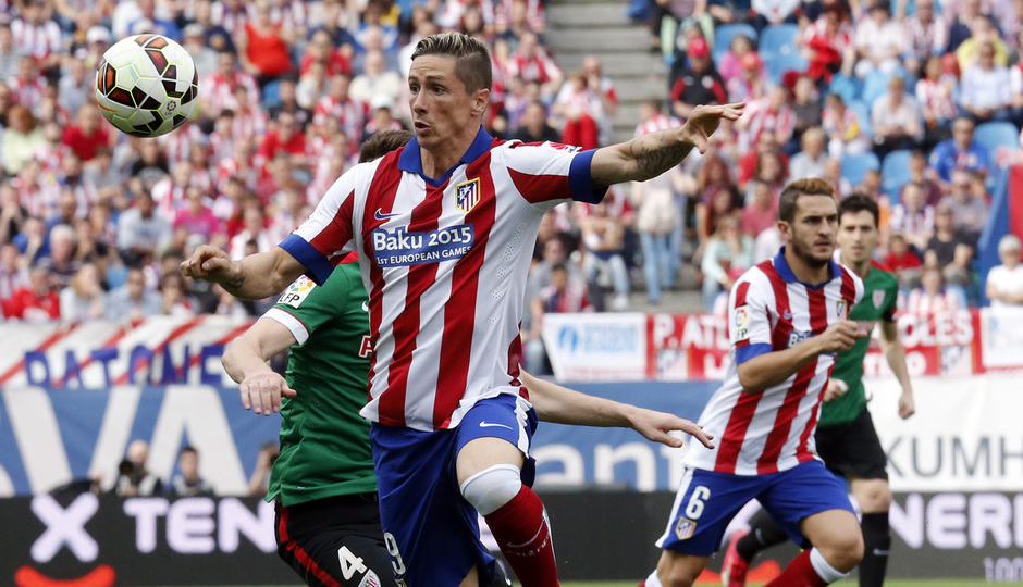 Temporada 14-15. Jornada 35. Atlético de Madrid - Athletic. Fernando Torres trata de controlar de pecho un balón a media altura. Foto: Ángel Gutiérrez