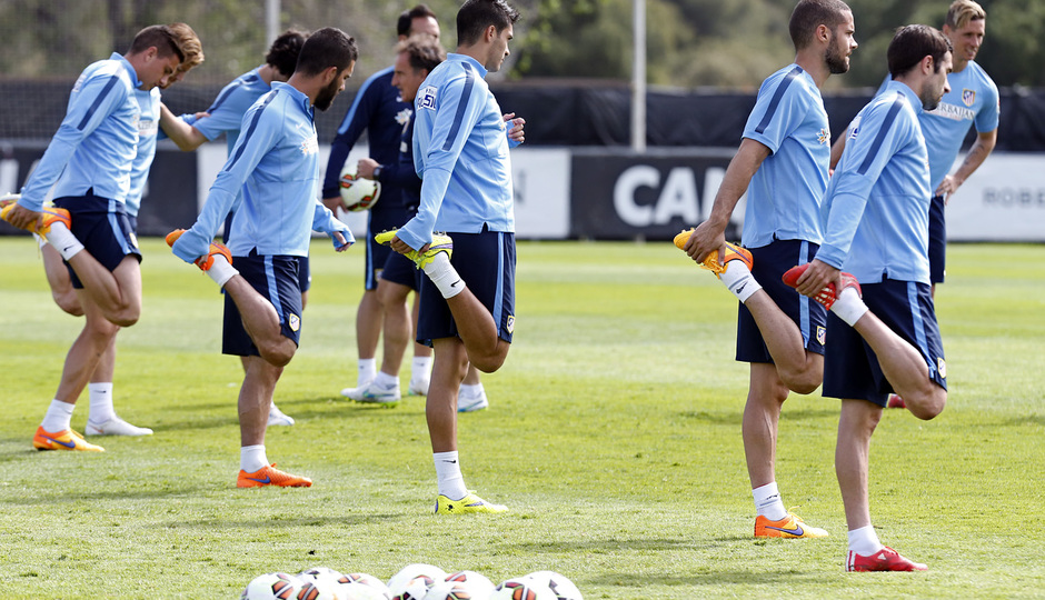 temporada 14/15. Entrenamiento en la ciudad deportiva de Majadahonda. Jugadores estirando durante el entrenamiento