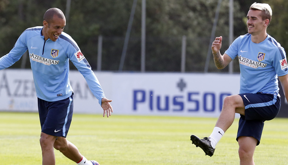 temporada 14/15. Entrenamiento en la ciudad deportiva de Majadahonda. Miranda y Griezmann estirando durante el entrenamiento