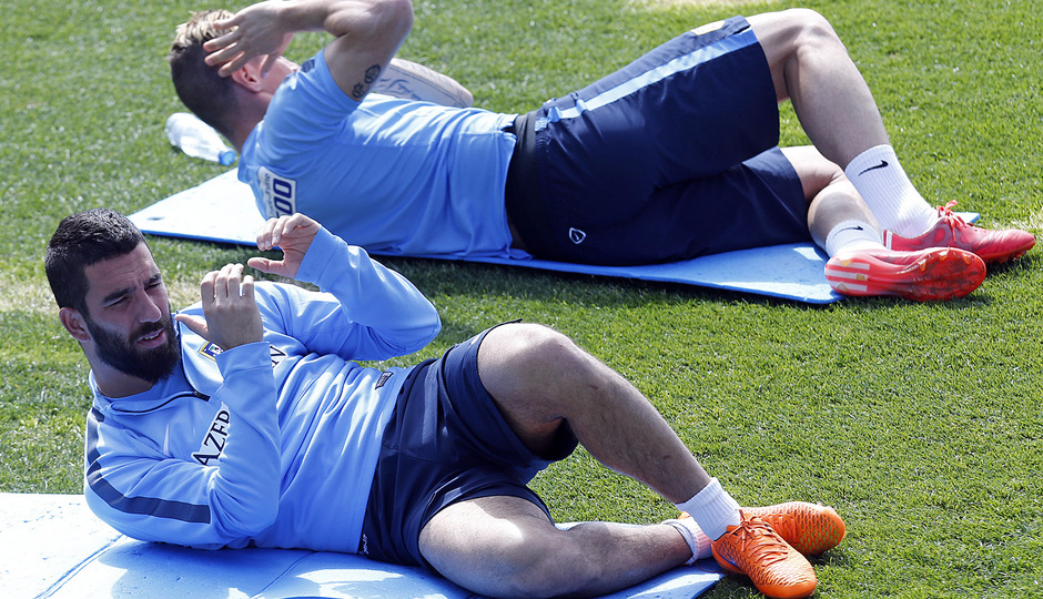 temporada 14/15. Entrenamiento en la ciudad deportiva de Majadahonda. Arda estirando durante el entrenamiento